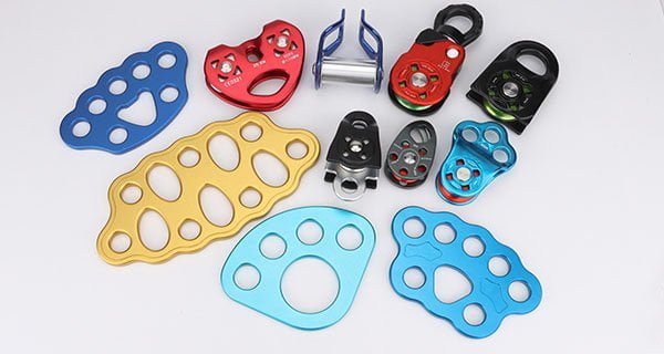 Rope pulleys and rigging plates for rescue and rope systems