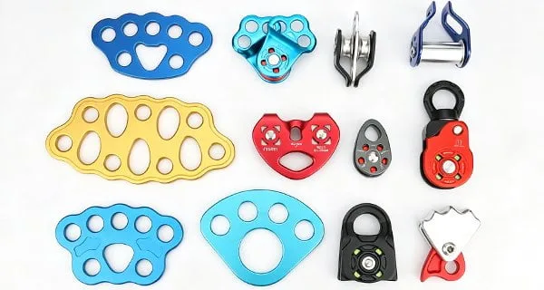 Rope pulleys and rigging plates for rescue and rope systems